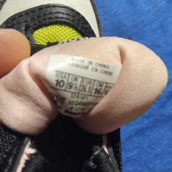 Kids size 10 Reebook shoes $15 - Picture 7 of 8